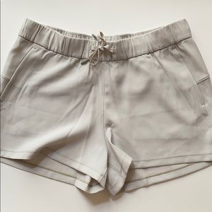 Lululemon On The Fly - Woven Shorts light beige
